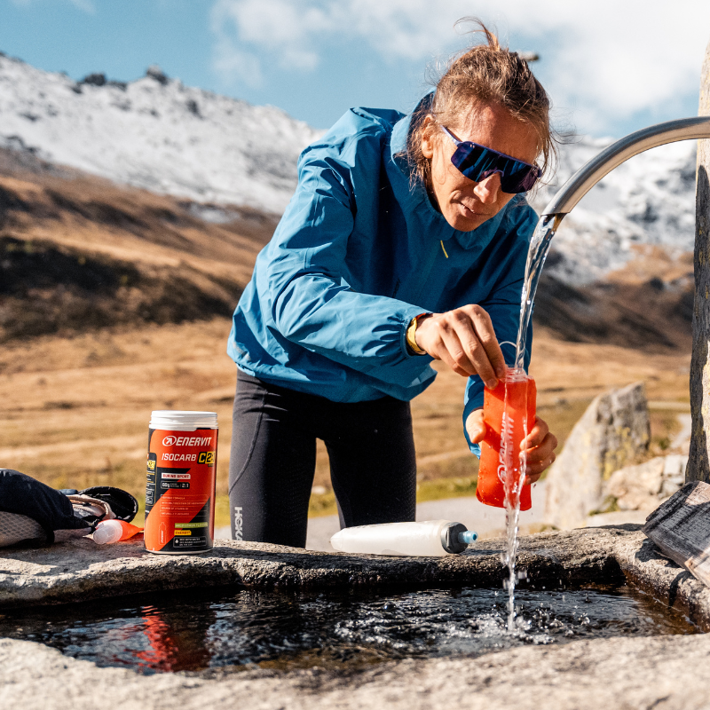 Athlete drinking Enervit C2:1PRO Isocarb