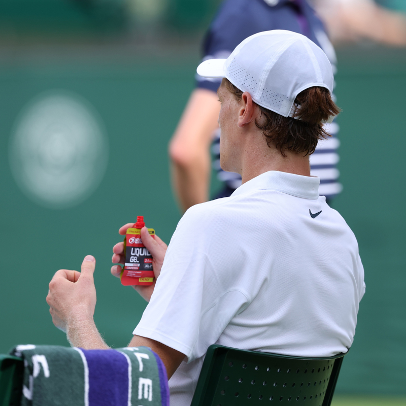 Jannik Sinner che beve un Liquid Gel