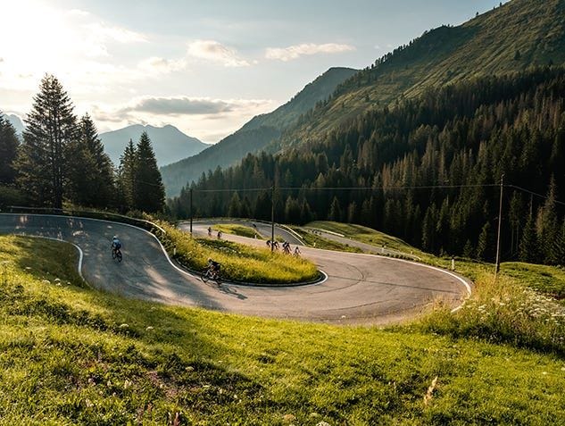 panoramica su competizione ciclistica
