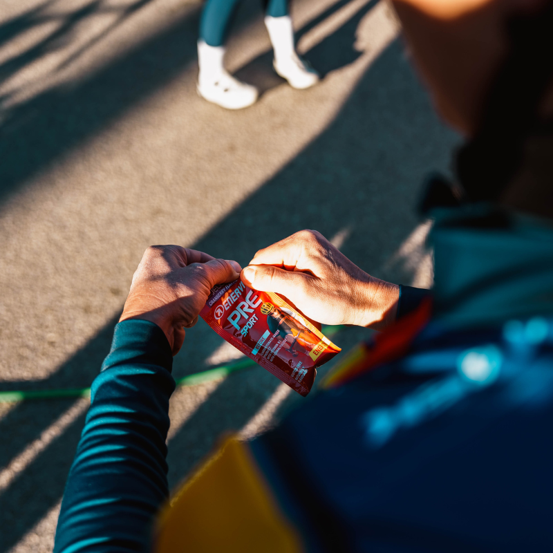 Un atleta che assume Enervit Pre Sport