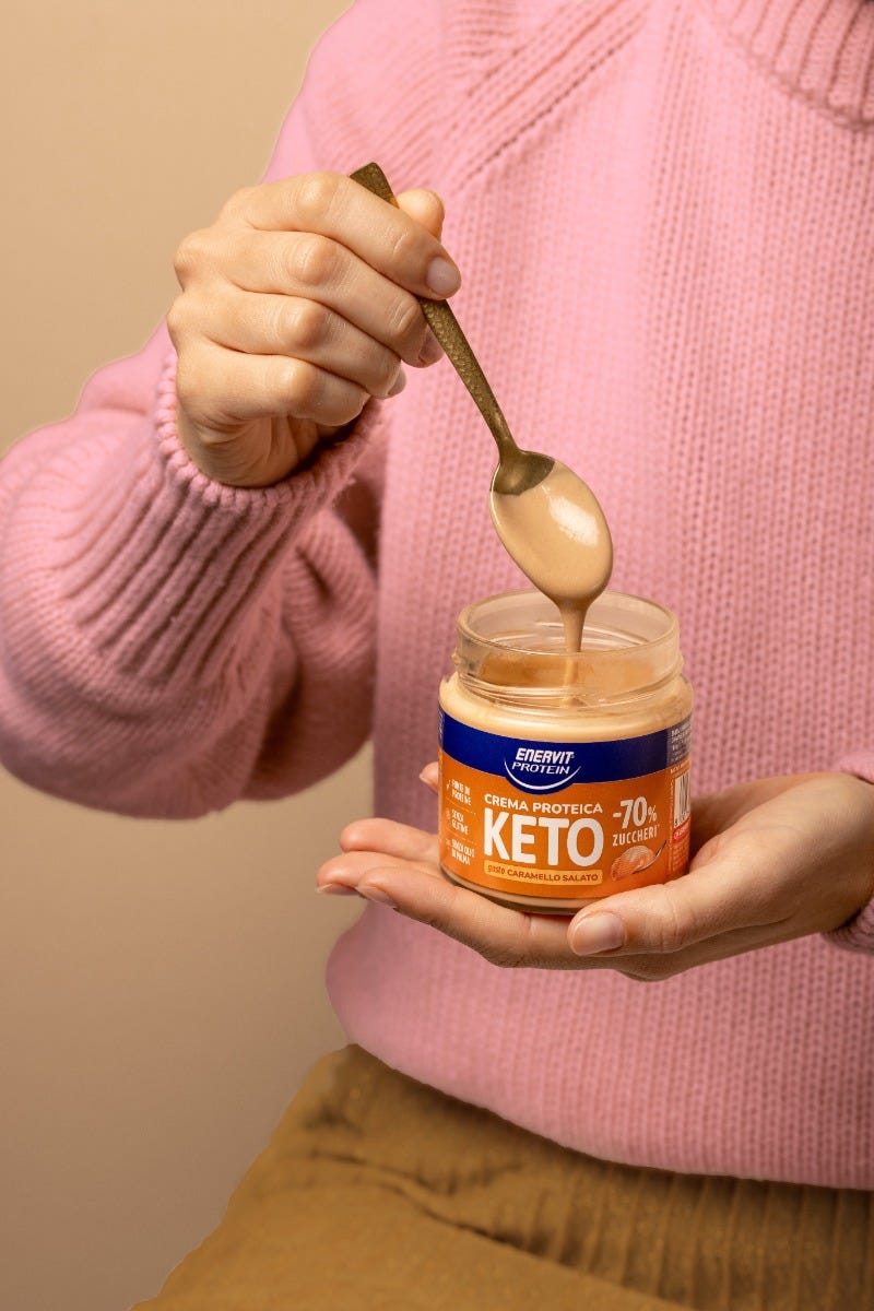 Due ragazze sorridenti con prodotti Keto