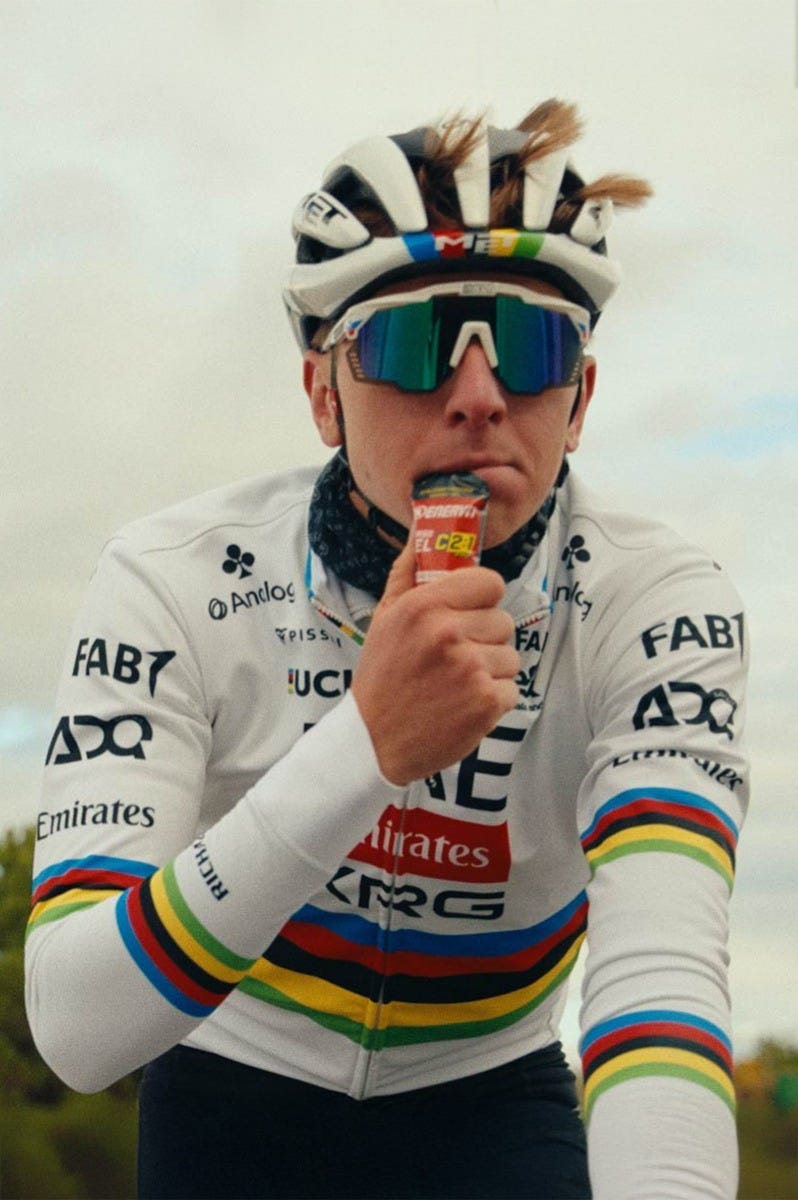 Ciclista con gel Enervit C2:1PRO in gara