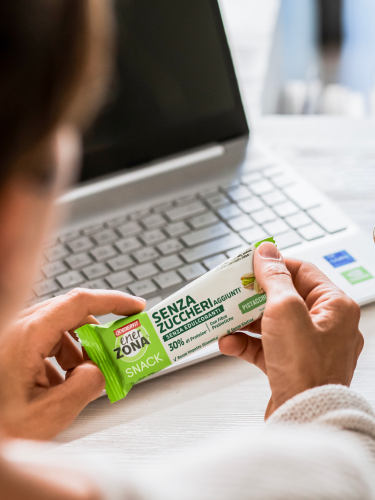 Donna che sta bevendo un integratore enerzona