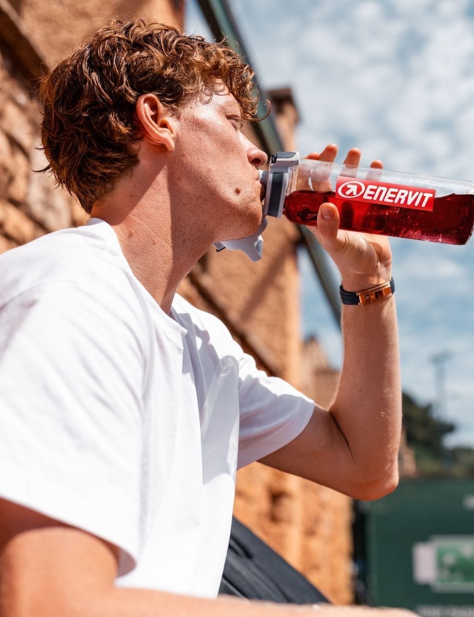 Jannik Sinner che beve Magic Cherry